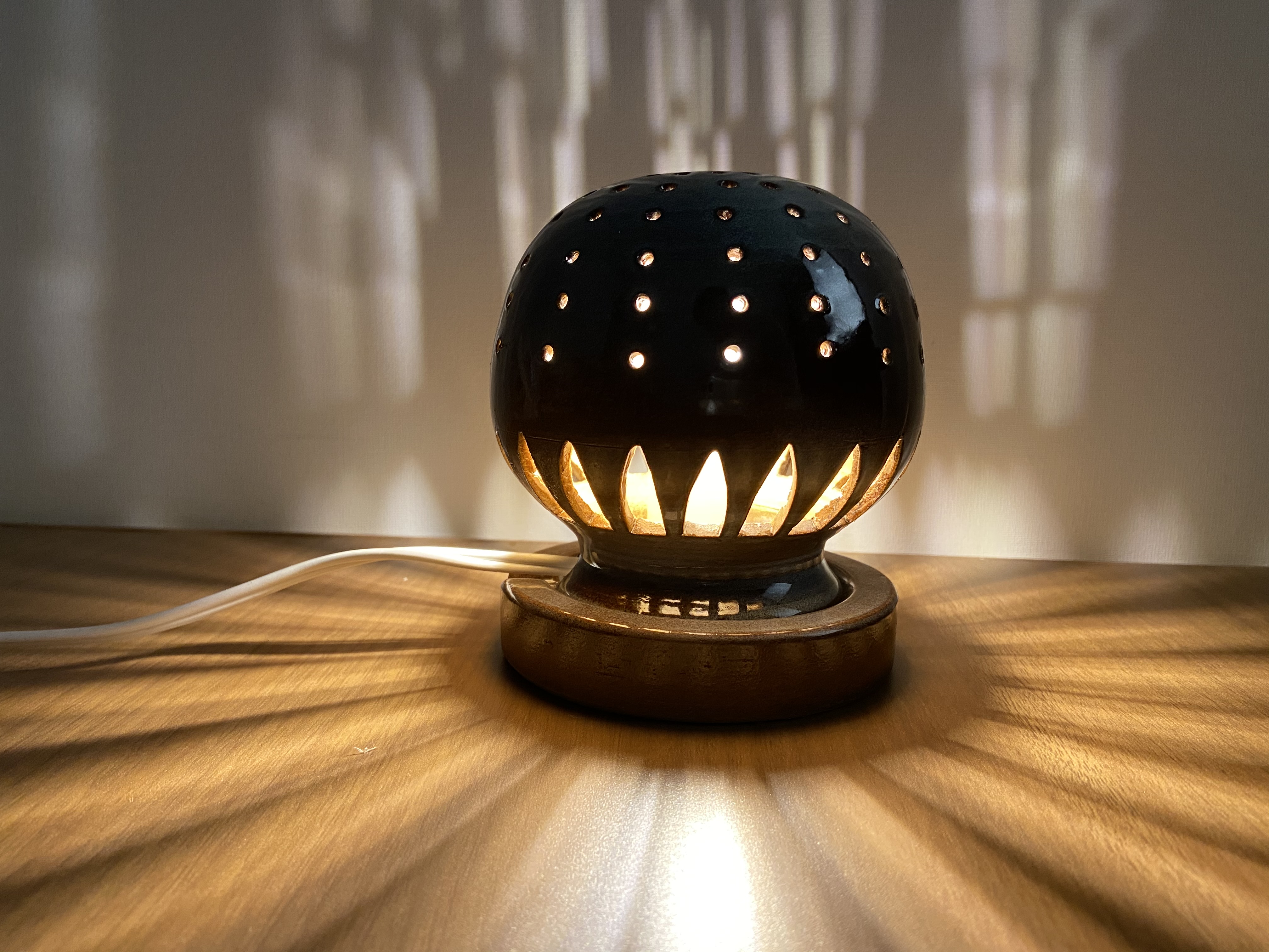 [№5226-0257]幻の須佐唐津焼　窯元製作陶器ランプ　黒　ストレート　電球色LED